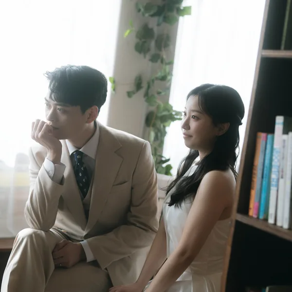 창가에 나란히 앉은 신랑 신부
